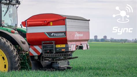 Ilustracja rozsiewacza nawozu Kverneland TL Geospread pracującego na nierównym terenie.