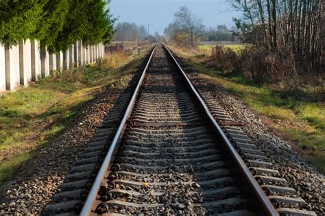 zdjęcie przejeżdżającej ciężarówki na tle torów kolejowych