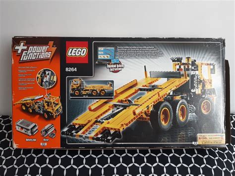 Zdjęcie złożonego modelu LEGO Technic 8264 przedstawiające ciężarówkę z naczepą