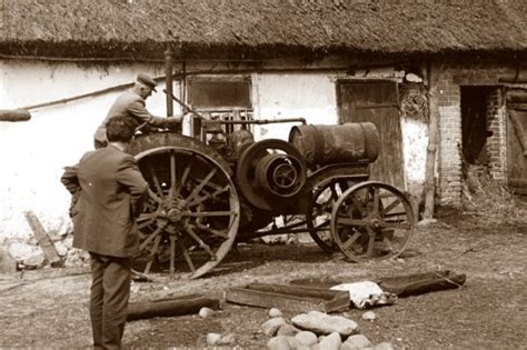 Zdjęcie historycznego traktora Ursus z 1922 roku na tle polskiej wsi.