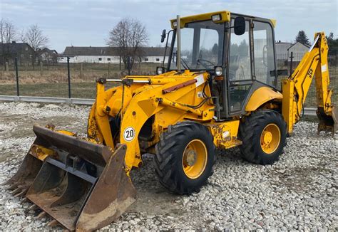 Ilustracja przedstawiająca różne typy osprzętu montowanego z tyłu koparko-ładowarki JCB 2CX