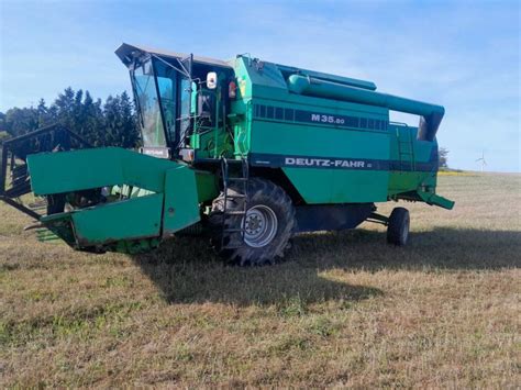kombajn deutz fahr c5000 z listwą tnącą w polu