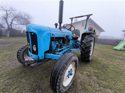 Zdjęcie historycznego ciągnika Ford Dexta w dobrym stanie