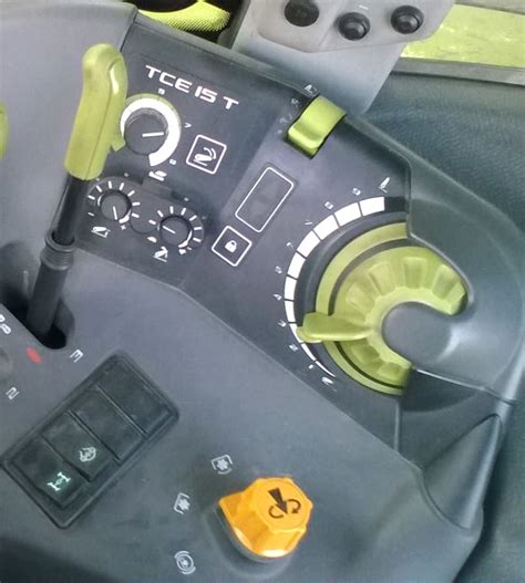 zdjęcie panelu sterowania EHR w ciągniku Renault