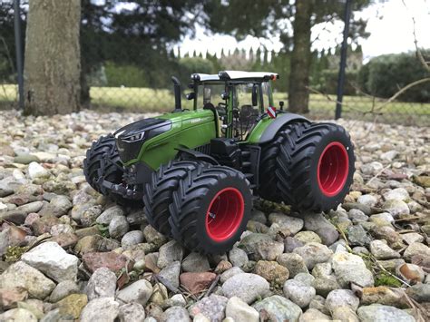 zdjęcie ciągnika Fendt 1050 Vario w skali 1:32