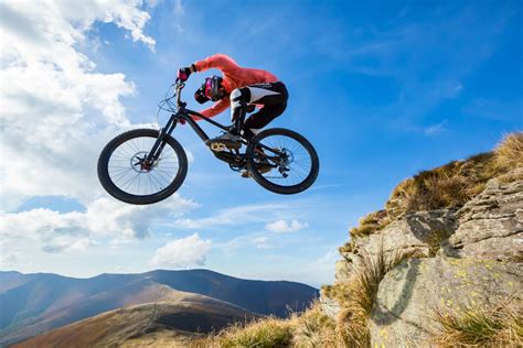zdjęcie rowerzysty wykonującego skok w stylu downhill