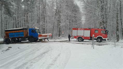 Pługopiaskarka w akcji na zaśnieżonej drodze