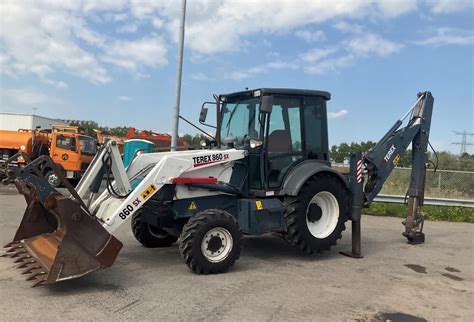 Zdjęcie koparko-ładowarki Terex 860 podczas pracy