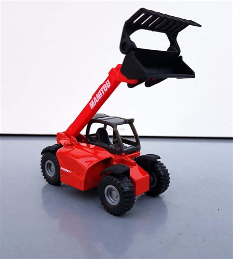 Zabawka ładowarka teleskopowa Manitou MLT 840 SIKU w gospodarstwie rolnym