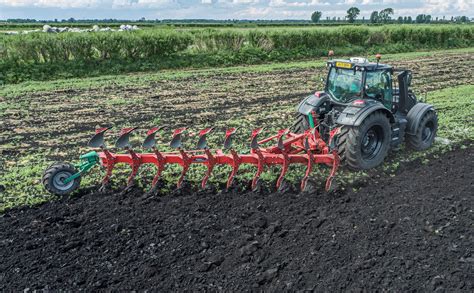 Zdjęcie pługa Kverneland Ecomat on-land w transporcie z kołem podporowym