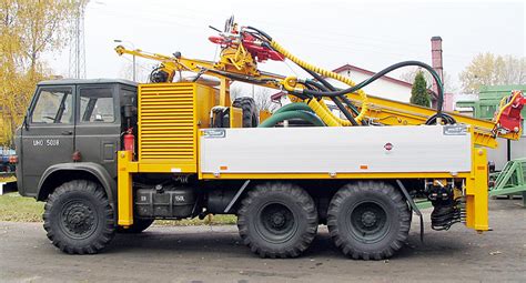 Wiertnica samochodowa typ H30S w położeniu roboczym
