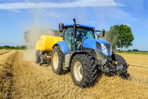 Zasady bezpieczeństwa pracy z ciągnikiem New Holland - ilustracja
