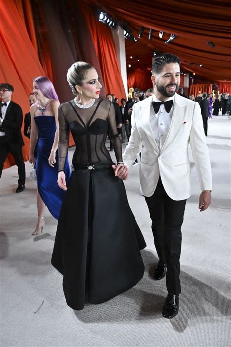 Lady Gaga pomaga fotoreporterowi po jego upadku na szampańskim dywanie podczas Oscarów 2023