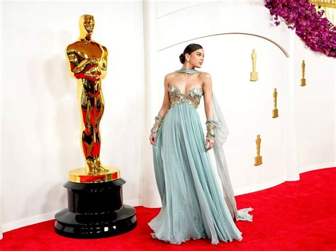 Liza Koshy po potknięciu na czerwonym dywanie Oscarów 2024