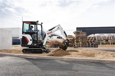 Grafika przedstawiająca zalety koparki Bobcat E16: wydajność, komfort, transport