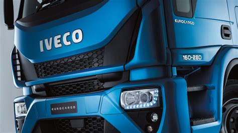 IVECO EuroCargo na tle miejskiego krajobrazu