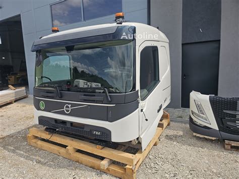 Płonąca kabina ciężarówki Volvo na drodze powiatowej