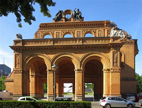 Fragment portyku od strony ulicy z alegorycznymi postaciami Dnia i Nocy