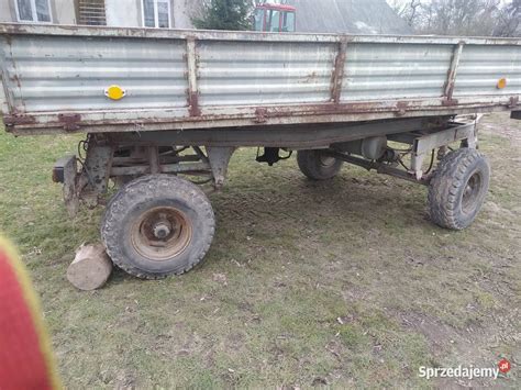 Schemat porównujący wymiary skrzyń ładunkowych przyczep D47 i D50