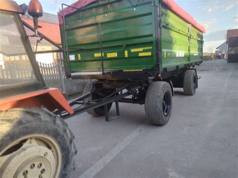 Ilustracja przedstawiająca przyczepę D50 z załadowanymi belami, które mieszczą się w skrzyni.