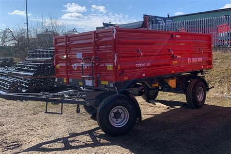 Widok przyczepy T710/1 z bliska, prezentujący detale konstrukcyjne i system wyładunku.