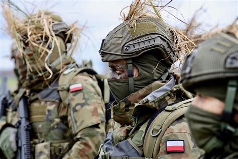 Operator zagęszczarki w pełnym rynsztunku ochronnym