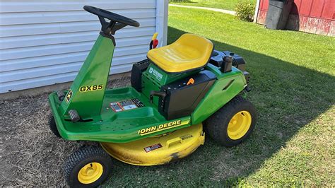 Zdjęcie traktorka ogrodowego John Deere GX85 w akcji