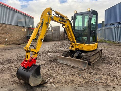 Mini koparka Komatsu PC16 w akcji