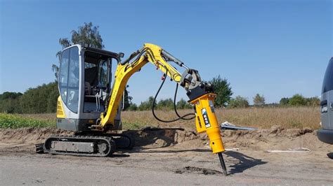Zdjęcie młota hydraulicznego ROTAIR OLS zamontowanego na minikoparce