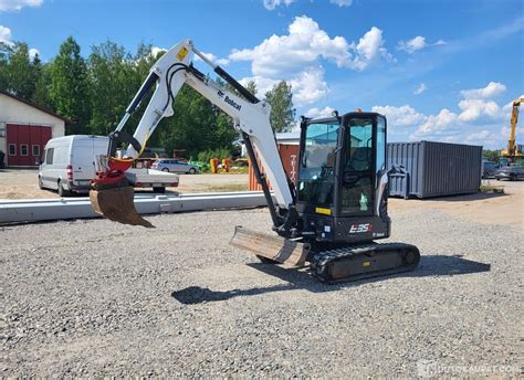 zdjęcie minikoparki Bobcat E35z w akcji