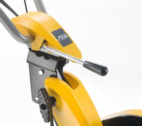 Photo showing the adjustable handle of the Stiga SRC 775 RG