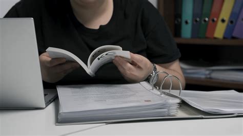 zdjęcie przedstawiające otwartą książkę i obok rozłożony komiks