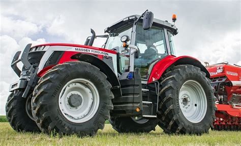 Zdjęcie przedstawiające ciągnik Massey Ferguson MF 5700S w pracy na polu