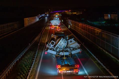 Schemat działania maszyny TBM z tarczą skrawającą, transportem urobku i układaniem tubbingów