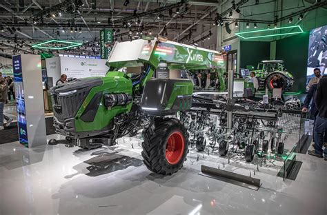 Autonomiczny nośnik narzędzi Fendt Xaver GT podczas pracy