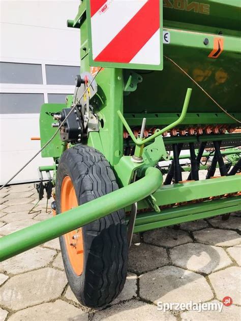 Ilustracja przedstawiająca proces przeprowadzania próby kręconej dla siewnika, z widocznym komputerem pokładowym i elementami systemu dozowania.