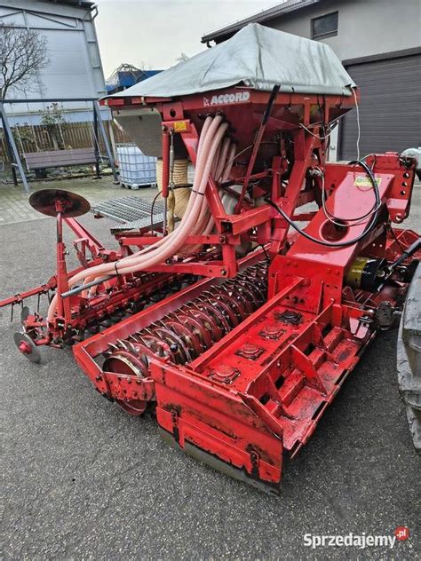 Zdjęcie agregatu uprawowo-siewnego Pöttinger z aktywną broną wirnikową, redlicami talerzowymi i wałem Packera.