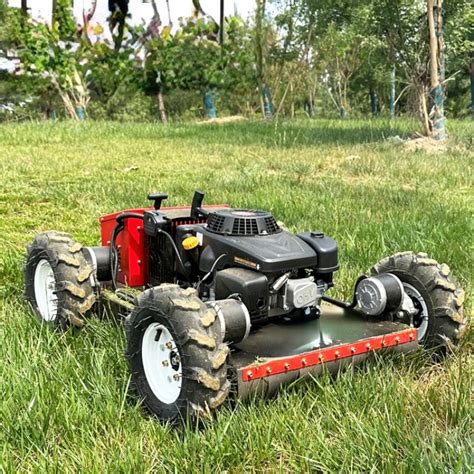 Kosiarka zdalnie sterowana Ferri iCUT3.60 w akcji na stromej skarpie