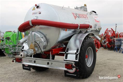 Wóz asenizacyjny Pomot T530 o pojemności 30000 litrów na polu