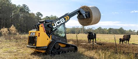 Thematyczne zdjęcie JCB Teleskid w akcji na farmie lub placu budowy
