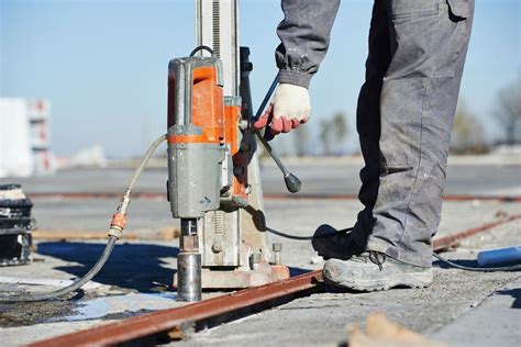 Wykonywanie precyzyjnych odwiertów w betonie o małej średnicy