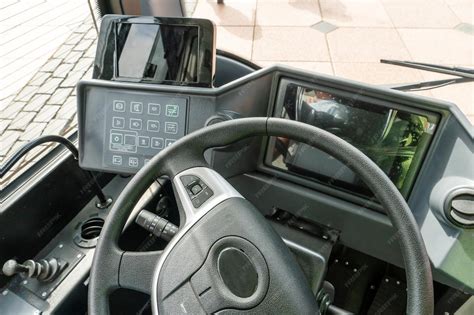 zdjęcie operatora w kabinie miniciągnika