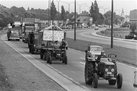 Belgijscy rolnicy demonstrujący ciągnik Deutz serii D-06 na autostradzie