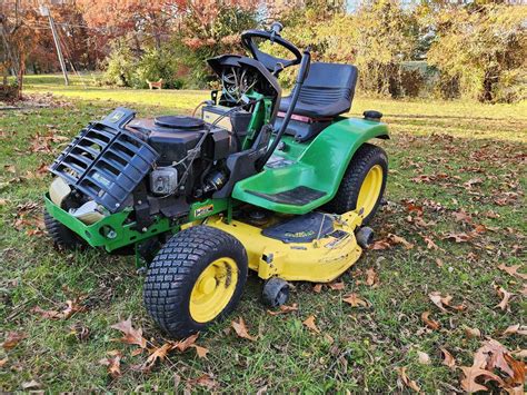 John Deere GT235 w akcji, koszący trawnik