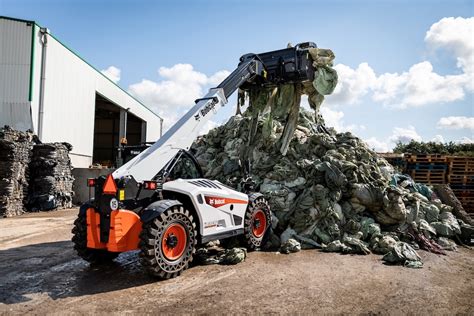 Infographic comparing key specifications of Bobcat Waste Expert series models