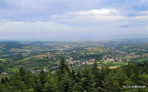 Panorama z wieży widokowej na Szyndzielni ukazująca Beskidy i Tatry
