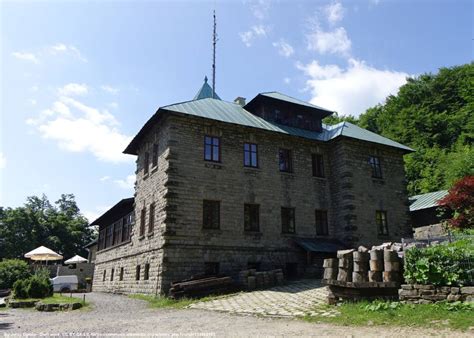 Schronisko PTTK na Szyndzielni z tarasem widokowym i panoramą górską