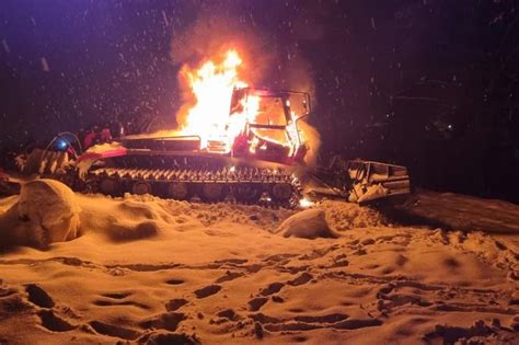 Ratrak pracujący na stoku narciarskim Klimczoka