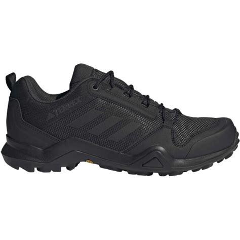 Infografika przedstawiająca przekrój buta Adidas Terrex AX3 z oznaczeniem technologii Gore-Tex i pianki EVA