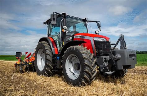 Schemat porównawczy modeli ciągników Massey Ferguson, wskazujący pozycję modelu 50 w linii produkcyjnej